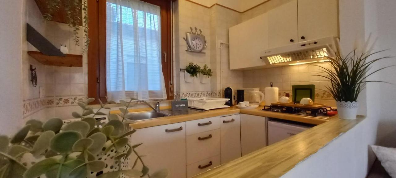 Alloggio Turistico A Via Modugno Vitinia Luaran gambar